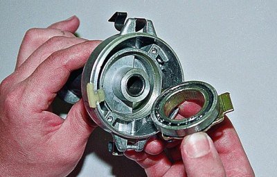 Шлицевой отверткой отворачиваем два винта…