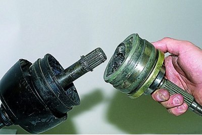 Выколотка не должна передавать усилие на…
