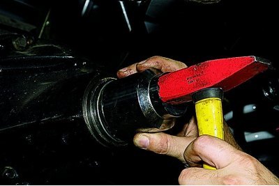 Смазываем рабочую поверхность нового сальника…