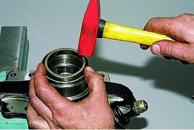 Подходящим отрезком трубы запрессовываем…