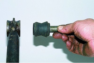 Съемником выпрессовываем втулку в чашку,…