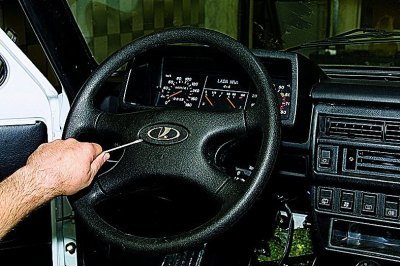 Отсоединяем «минусовой» провод от аккумуляторной…
