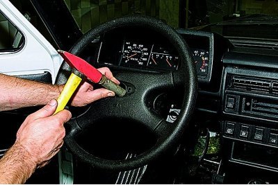 Если рулевое колесо сидит на шлицах верхнего вала…
