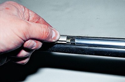 Переворачиваем стекло и заправляем окантовку в…