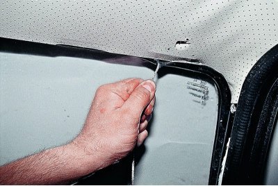Вытягиваем шнур по боковым сторонам стекла.