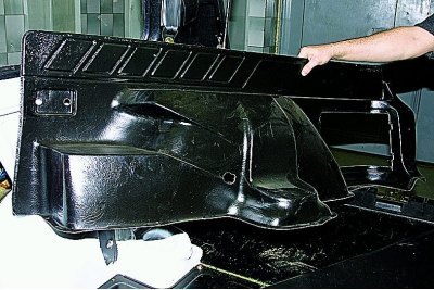 Отворачиваем правый крайний саморез крепления…