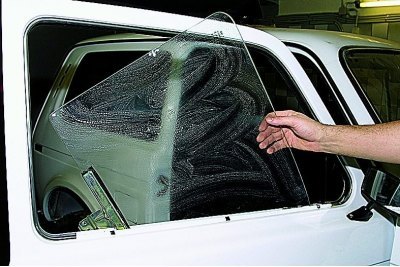 Опустив передний конец стекла внутрь двери,…