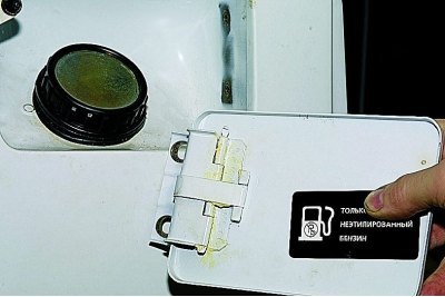 ...крестообразной отверткой отворачиваем два…