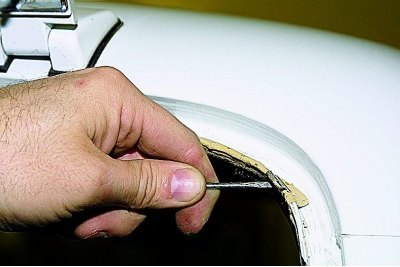 …крестообразной отверткой отворачиваем саморез…