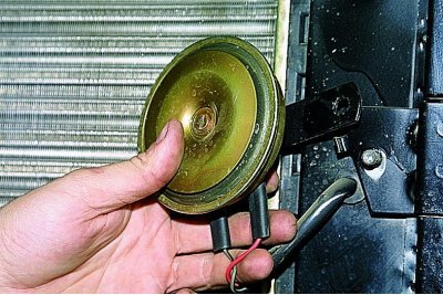 Головкой «на 13» отворачиваем гайку крепления…