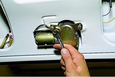 …отсоединяем колодку моторедуктора…