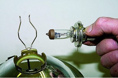 Разжав два ушка проволочного держателя,…