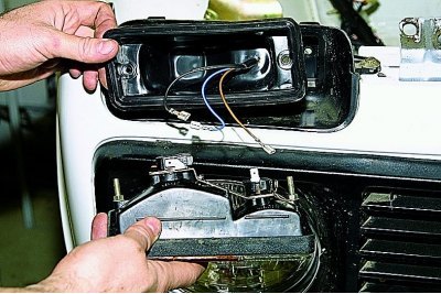 Отводим пластиковый чехол. Пометив провода,…