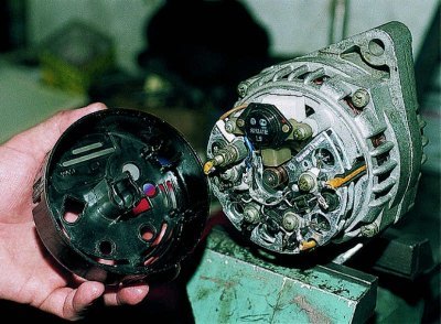 Разжав три выступа кожуха,…