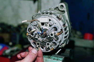 Крестообразной отверткой отворачиваем винт…