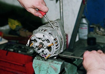Остро заточенной чертилкой или краской помечаем…
