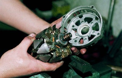 Выколоткой, упирающейся строго в торец вала…