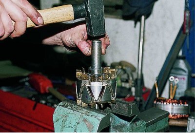 Съемником спрессовываем подшипник с вала ротора.