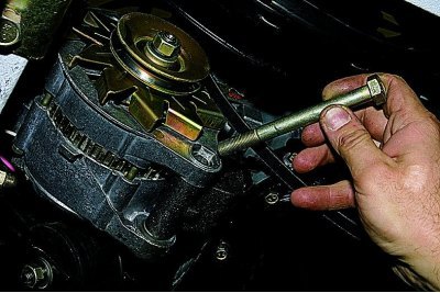 Накидным ключом «на 19» отворачиваем гайку болта…