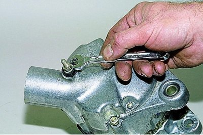 В проушине задней крышки генератора установлены…