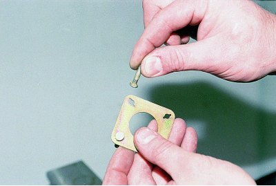 Для замены подшипника ключом «на 8» с наружной…