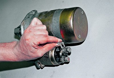Ключом «на 13» ослабляем затяжку гайки крепления…