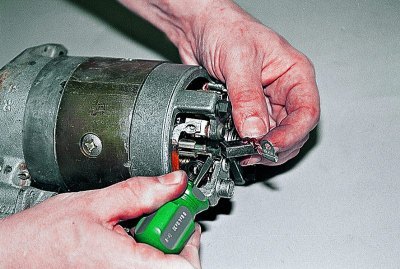 Для проверки состояния щеток отверткой…