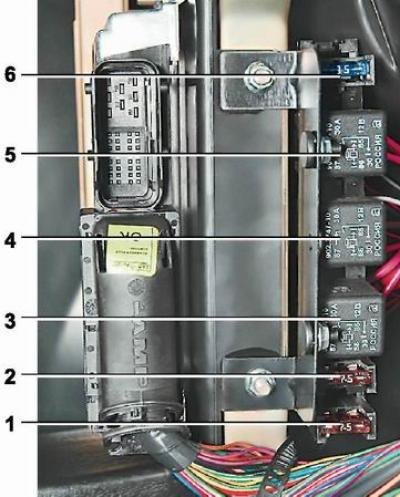 Где находится реле предохранителей. Предохранитель бензонасоса ВАЗ 2114. Блок бензонасоса на реле 2114. Предохранитель и реле бензонасоса 2114. Предохранитель топливного насоса ВАЗ 2114.