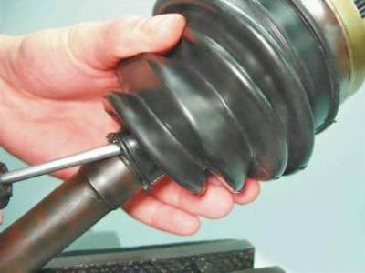9. Приподняв уплотнительный пояс малого диаметра…