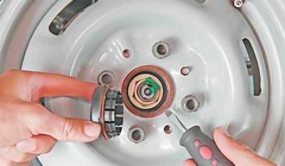 2. Поддев шлицевой отверткой, снимаем колпак…