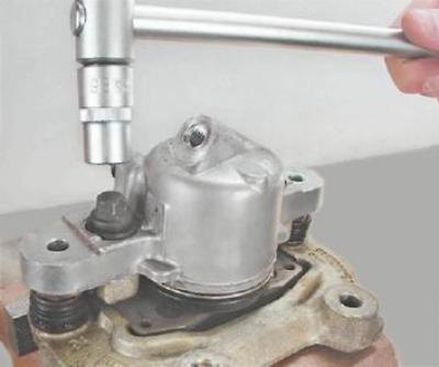 3. Торцовым ключом Torx Т-16 выворачиваем два…