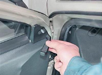 2. Потянув на себя, снимаем рукоятку управления…