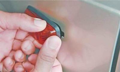 2. Аккуратно сдвинув боковой указатель поворота…