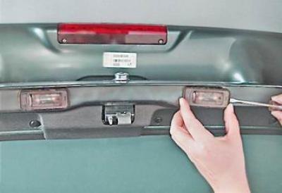 3. Поддеваем отверткой и извлекаем фонарь…
