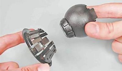3. Вынимаем фонарь из обоймы.