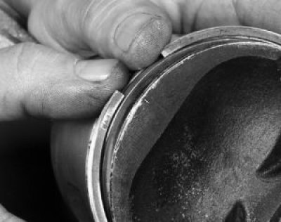 29. Снимите с поршня разжимную пружину…