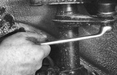 6. С помощью съемника выпрессуйте палец шарового шарнира рулевой тяги из поворотного рычага стойки.