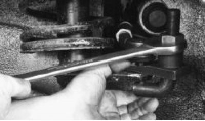 7. Расконтрите болты крепления обеих рулевых тяг к рулевому механизму, отогнув отверткой концы…