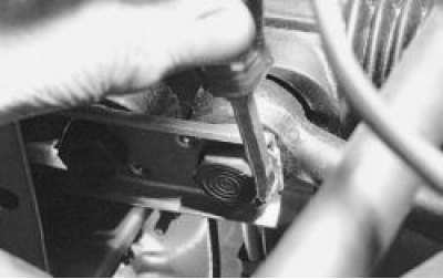 8. Ослабьте затяжку обоих болтов и выверните болт крепления снимаемой рулевой тяги.