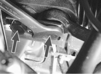 9. Поверните соединительную пластину так, чтобы можно было отсоединить тягу от рулевого…