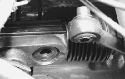 11. Зажмите рулевую тягу в тиски за шестигранник на соединительной муфте. Ослабьте контргайку…