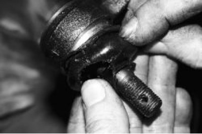 16. Удалите верхний грязный слой смазки (если заметно, что грязь попала внутрь шарнира, то такой…