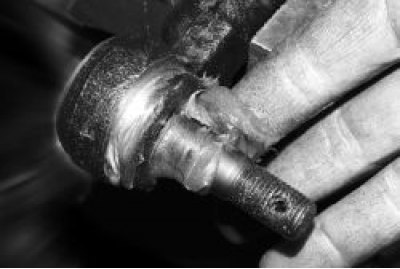 17. Заложите в новый чехол до половины его объема консистентную смазку и установите его на шарнир,…