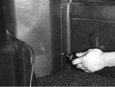 5. …и снимите левую обивку панели задка.
