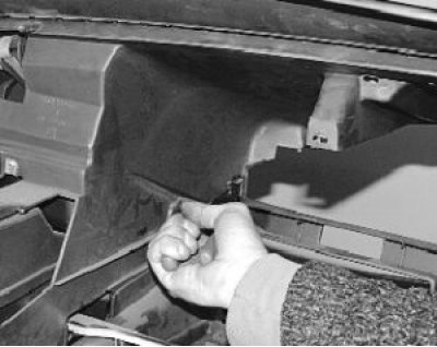 17. Снимите накладку панели приборов.