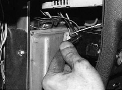 5. Преодолевая сопротивление фиксаторов,…