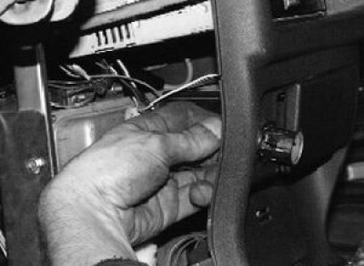 6. …и выньте его из центральной консоли.