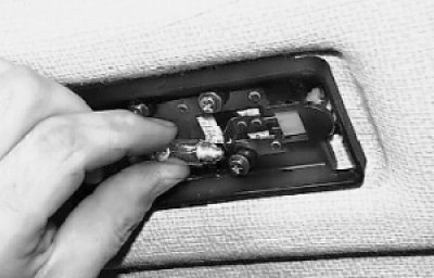 2. Аккуратно отожмите контакты и выньте из них…