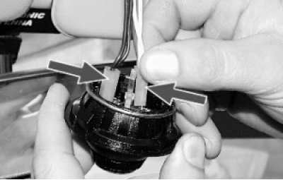 5. Отожмите две пластмассовые защелки…