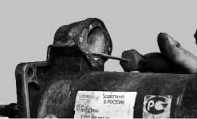 8. Преодолевая сопротивление стопорного кольца,…